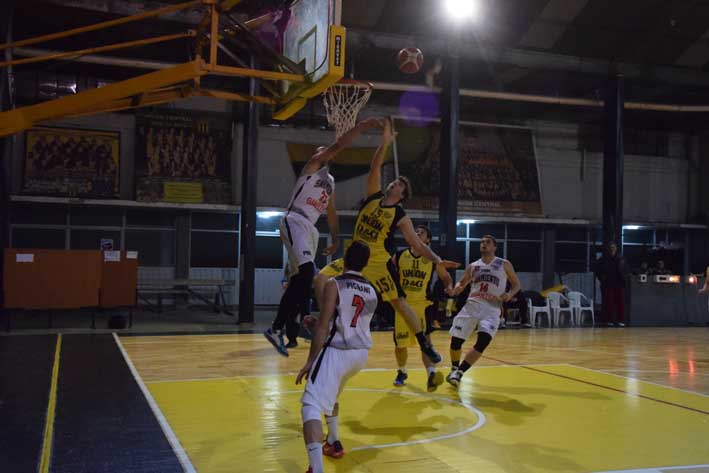 Con suspenso, Sarmiento es finalista