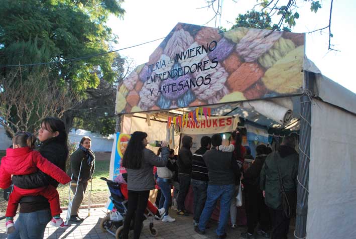 A pesar del frío, mucha gente   de la región recorre la Feria