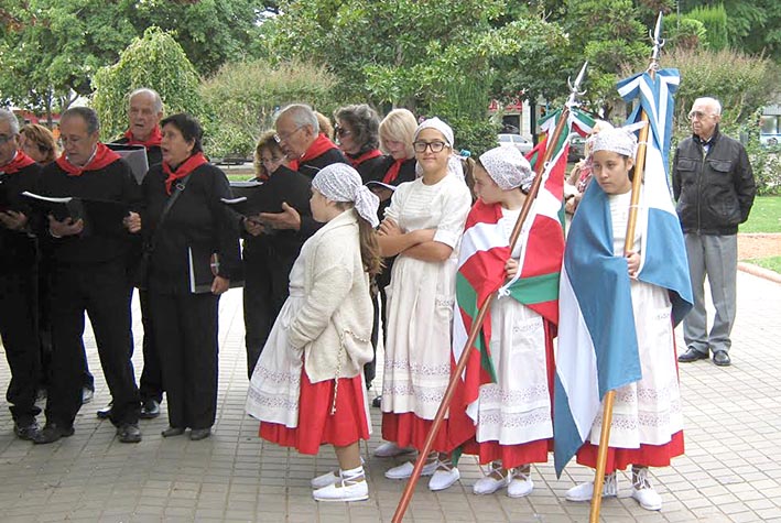 San Ignacio llega a las dos Villas con misa, coro y bailes