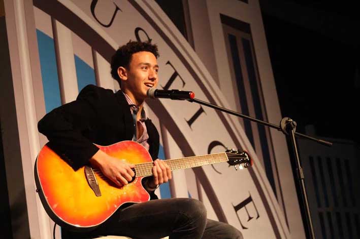 Ganó un concurso de talentos en México cantando un tema propio