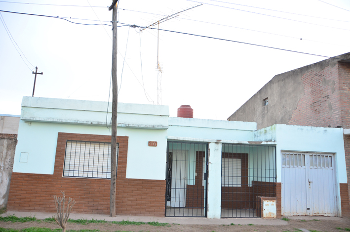 Un poste inclinado pone en riesgo a vecinos de calle Intendente Correa Un poste inclinado pone en riesgo a vecinos de calle Intendente Correa