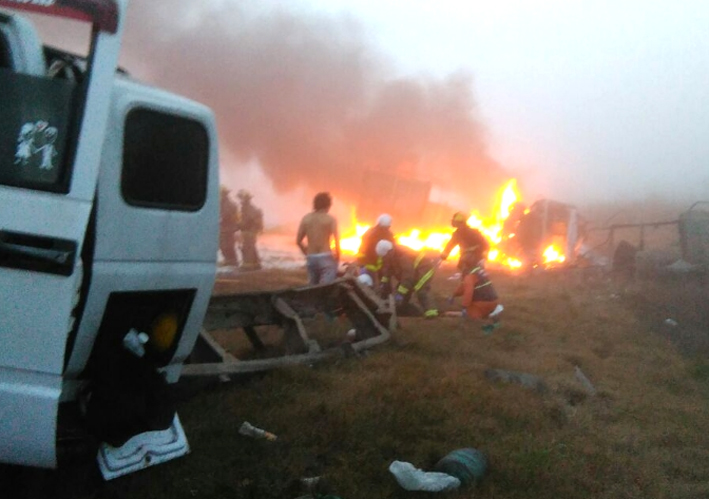 Una mujer murió tras chocar de frente dos camiones en la niebla