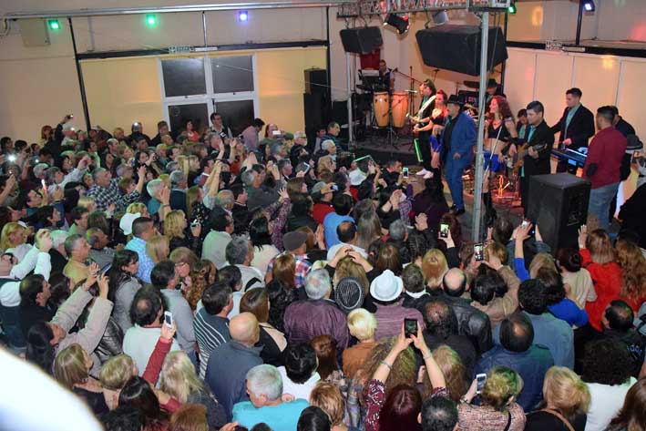 Una multitud colmó el nuevo salón de Ruiz