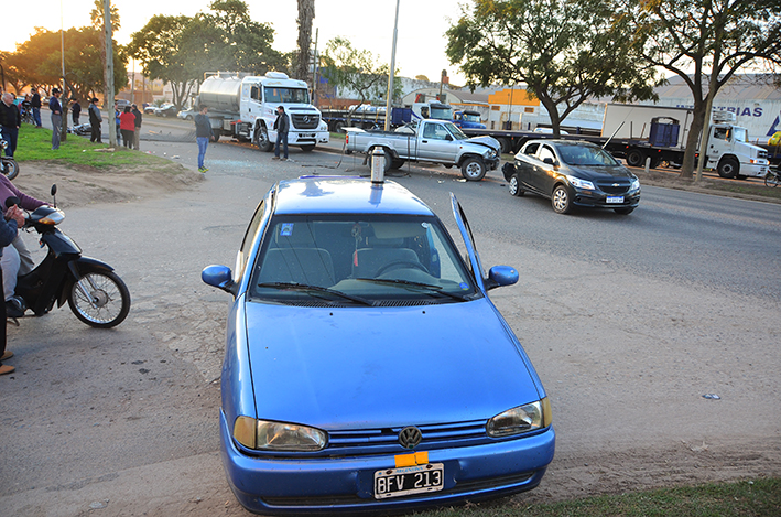 Múltiple colisión entre un camión,  dos autos, una pick up y una moto