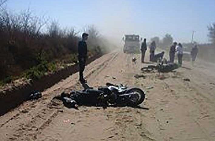 Murió una mujer al chocar dos motos