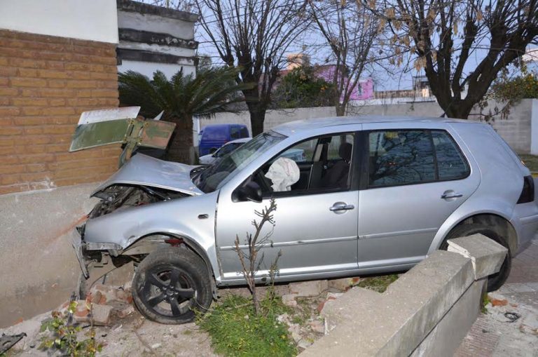 Un menor impactó el auto que manejaba contra una vivienda