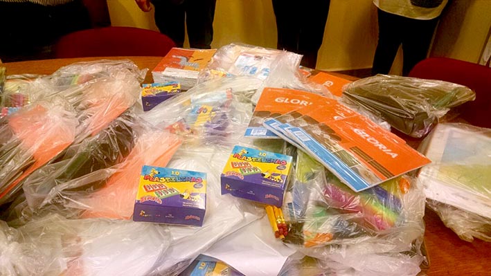 Ayuda a jóvenes que asisten a la escuela en el Pasteur