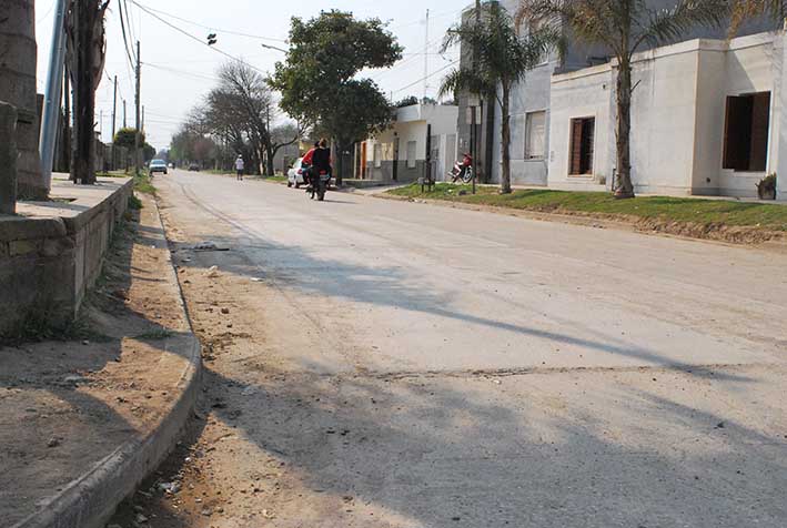 Terminó el pavimento en Las Acacias y hacen nuevo desagüe