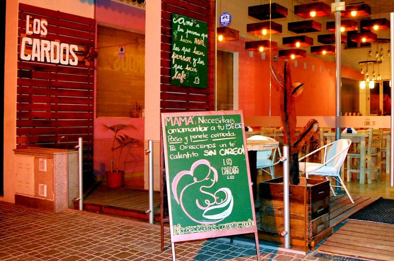 En un bar te invitan a “dar la teta”