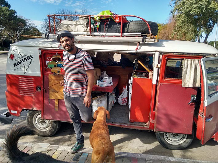 Una combi, dos perros y miles de kilómetros: un estilo de vida