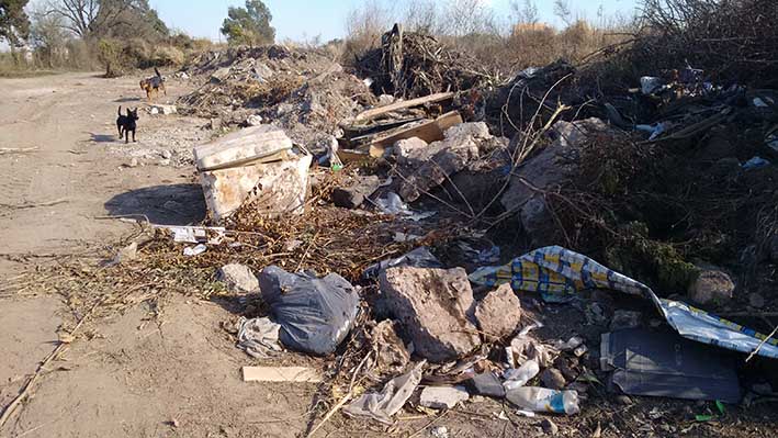 Generan un basural en barrio Golf