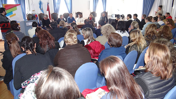 Gill firma acuerdo con Educación