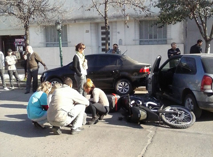 Motociclista lesionada en triple choque