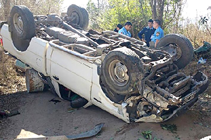 Dos jóvenes con politraumatismos al chocar y volcar una camioneta