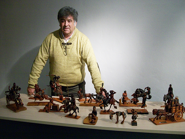 Los personajes de Molina Campos en quebracho colorado Los personajes de Molina Campos en quebracho colorado