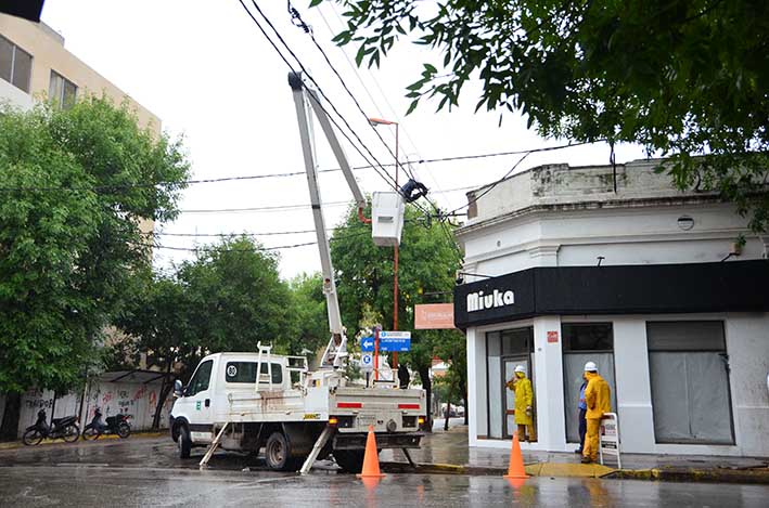 Por semana, casi 300 vecinos piden la tarifa social de luz