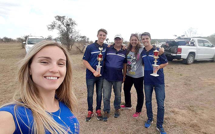 Hermanos en el podio en cuadriciclos