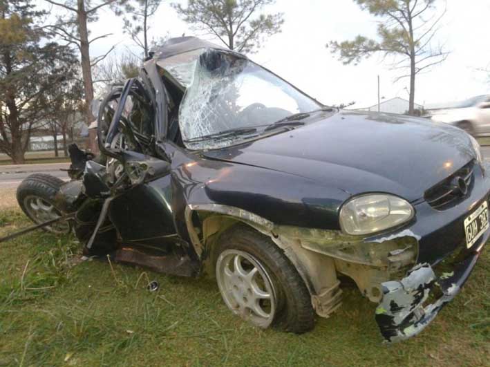 Quedó atrapado dentro de su auto al chocar con un camión