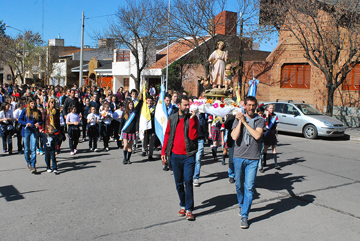 Estudiantes, docentes y familias peregrinaron por la “Virgen Niña”