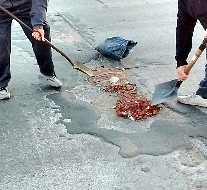 Cansados de esperar, vecinos emparchan la avenida Libertad