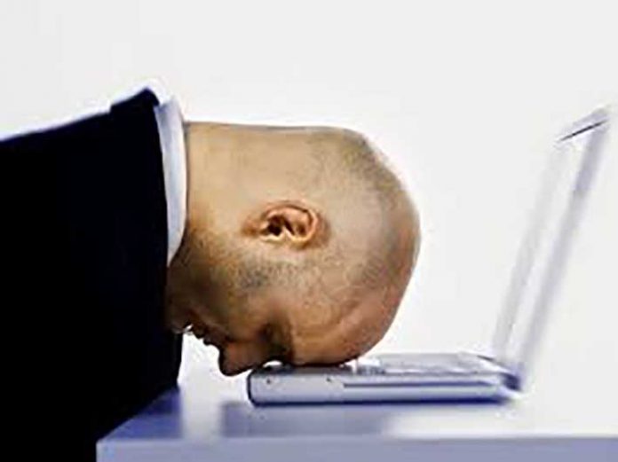 cabeza en computadora