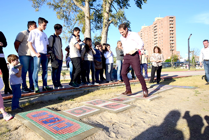 Una rayuela hecha con tapitas de plástico