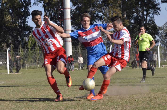 La Uni venció a Alumni y da pelea