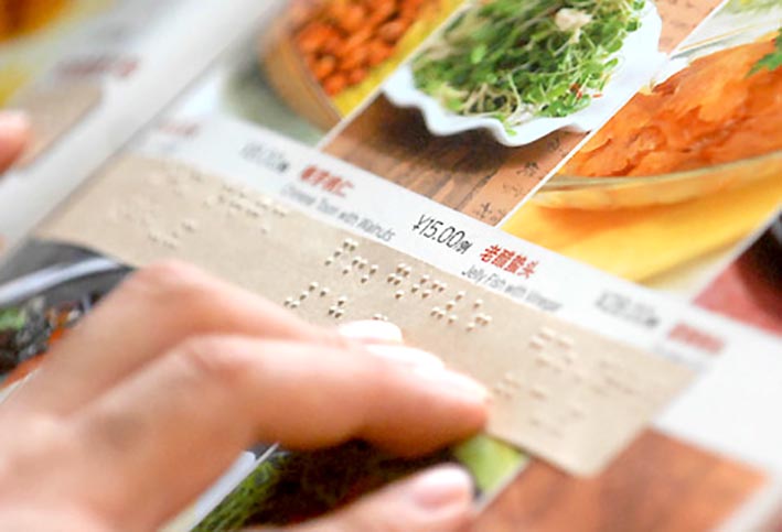 Piden menús en Braille para los restaurantes