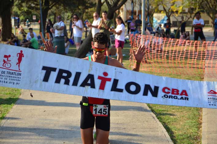 Maximiliano Caino ganó en la costanera