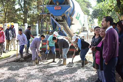 Gill en La Calera: pavimento y paso a nivel