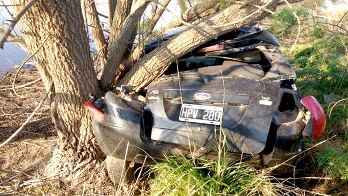 Un auto embistió una moto en la ruta 158