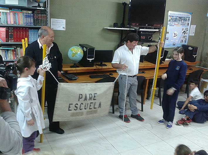 Se entregaron elementos para el corte del tránsito vehicular frente a escuelas