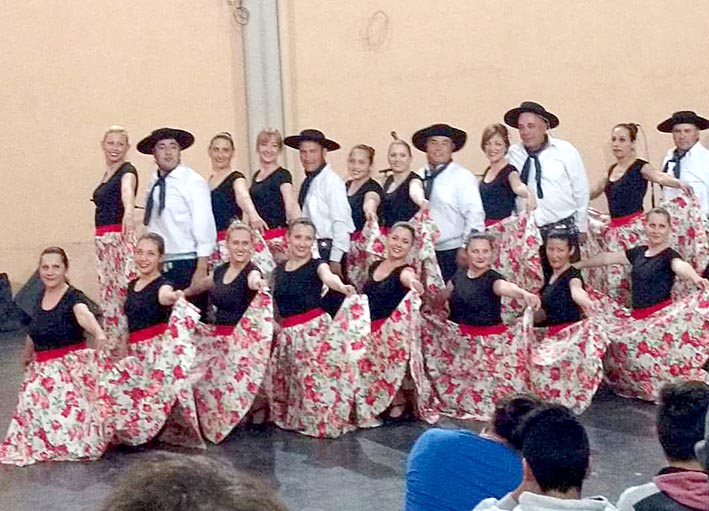 Sábados de peña y cena con baile popular