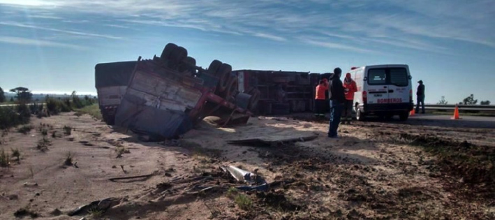 Volcó un camión en la autopista