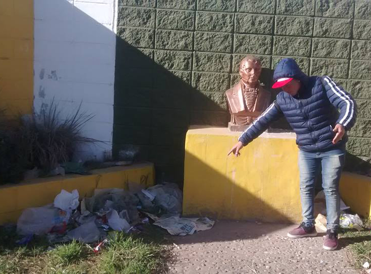 El busto de un prócer está entre la mugre y el descuido