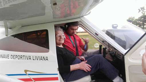 A los 99 años cumplió el deseo de su vida: subirse a un avión