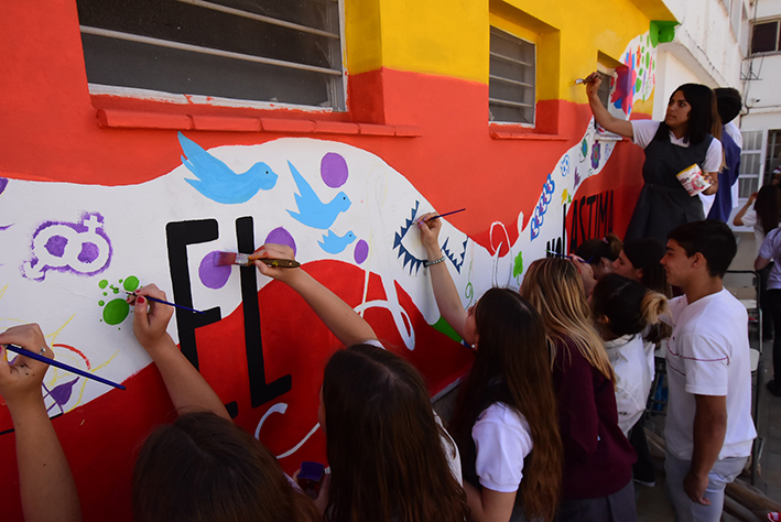 Con murales, estudiantes dicen no a la violencia contra la mujer