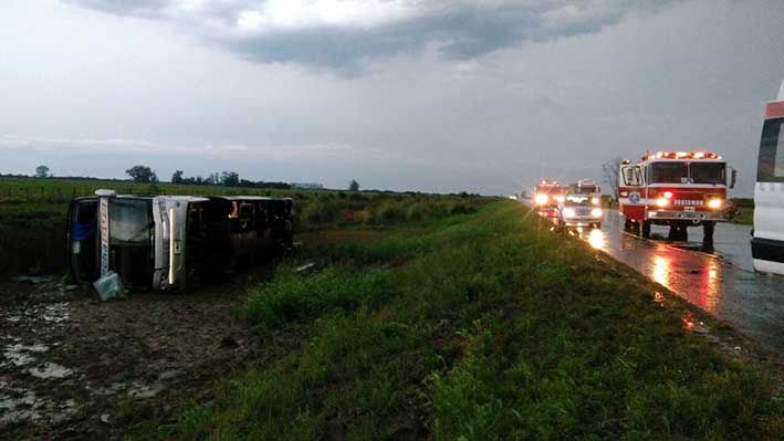 Dos choques en Villa María y vuelco de un micro en ruta 19