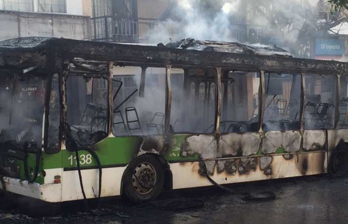 Se incendió un campo en el acceso sureste y se quemó un trolebús