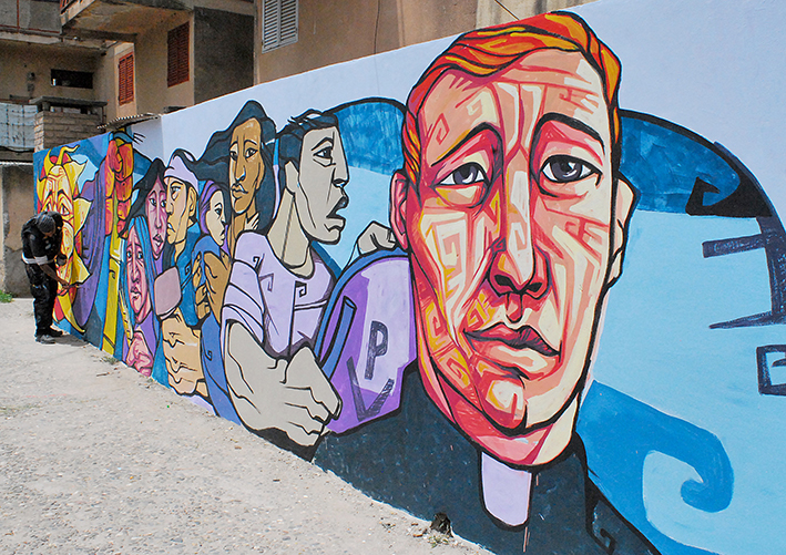 Homenajearon al padre Mugica con un mural en los monoblocks
