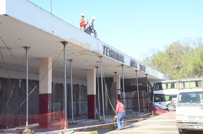 Demuelen el alero de la Terminal