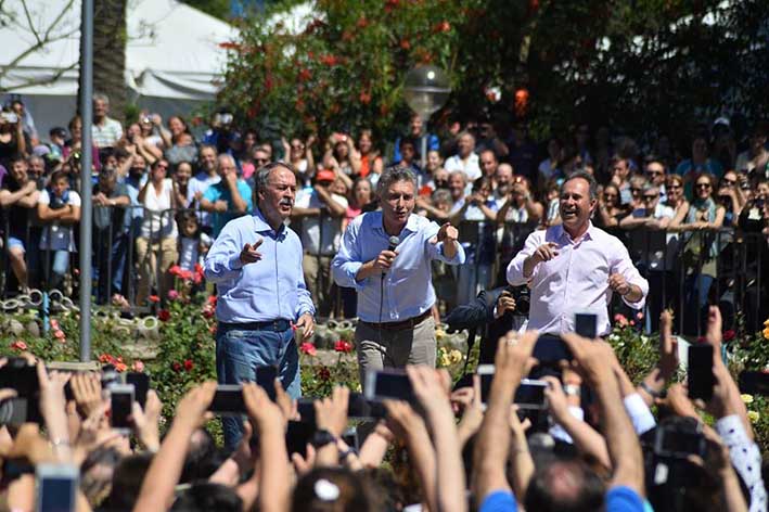 Baile tripartito en la Capital del Maní