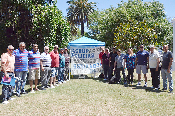 Instalaron carpa frente al municipio