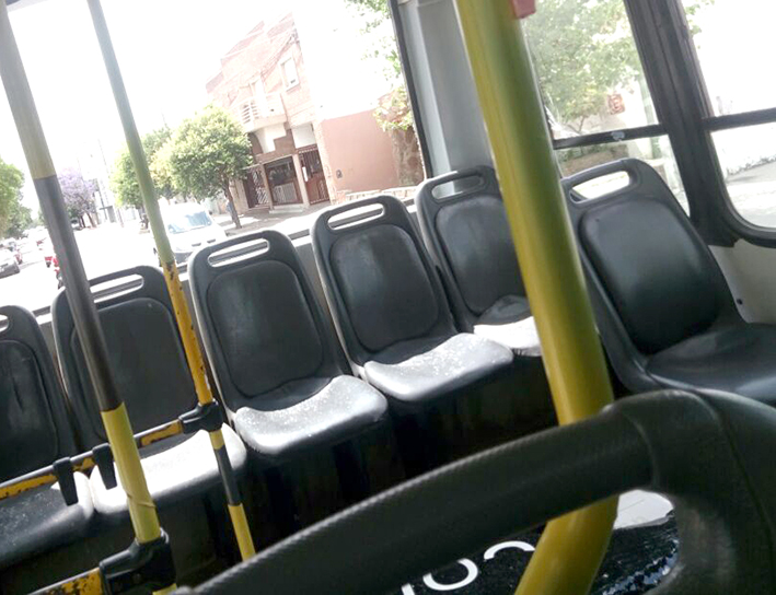 Usuarios alarmados por la rotura de un colectivo