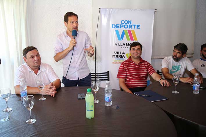 Inició el programa “Los clubes van a la pileta”