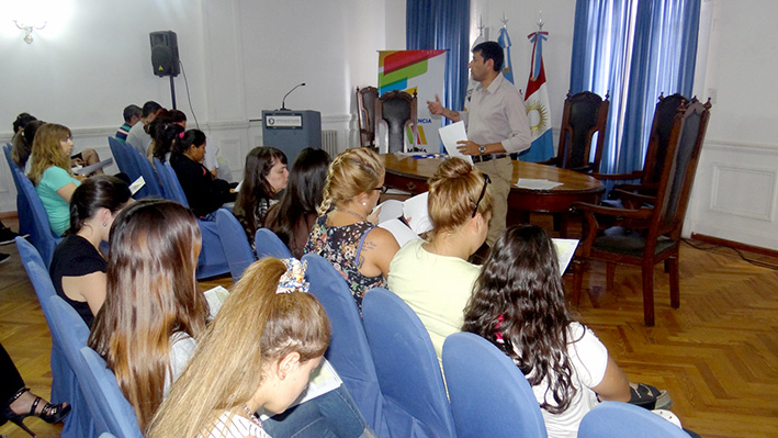 Jóvenes se suman al mundo laboral