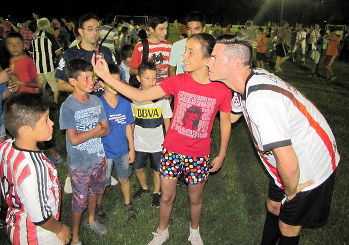 En verano, el fútbol siempre se permite dar una mano