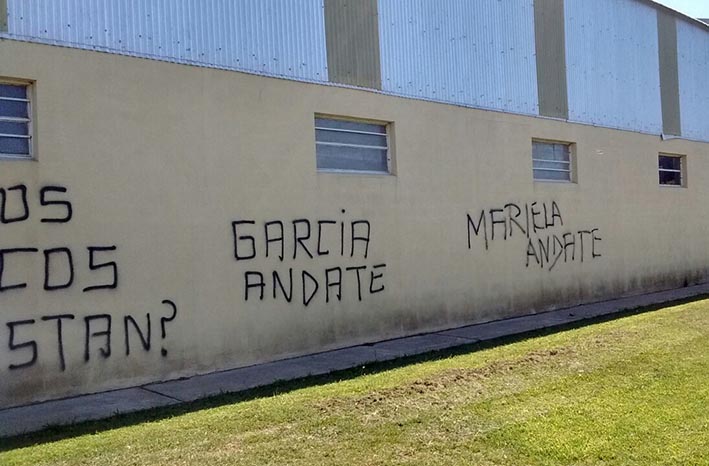 Aparecieron pintadas contra una secretaria y un encargado