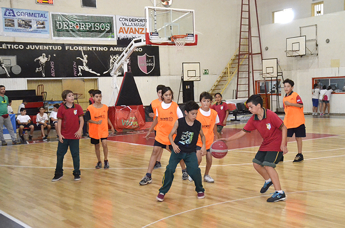 Chicos de cinco escuelas disfrutaron a todo básquet