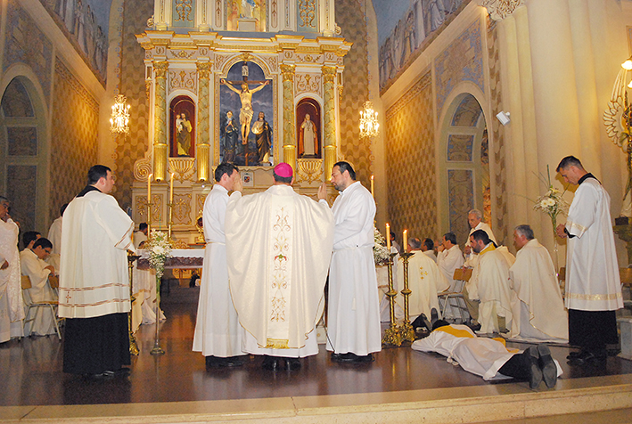 Luego de varios años, el Obispado ordenó a un joven sacerdote